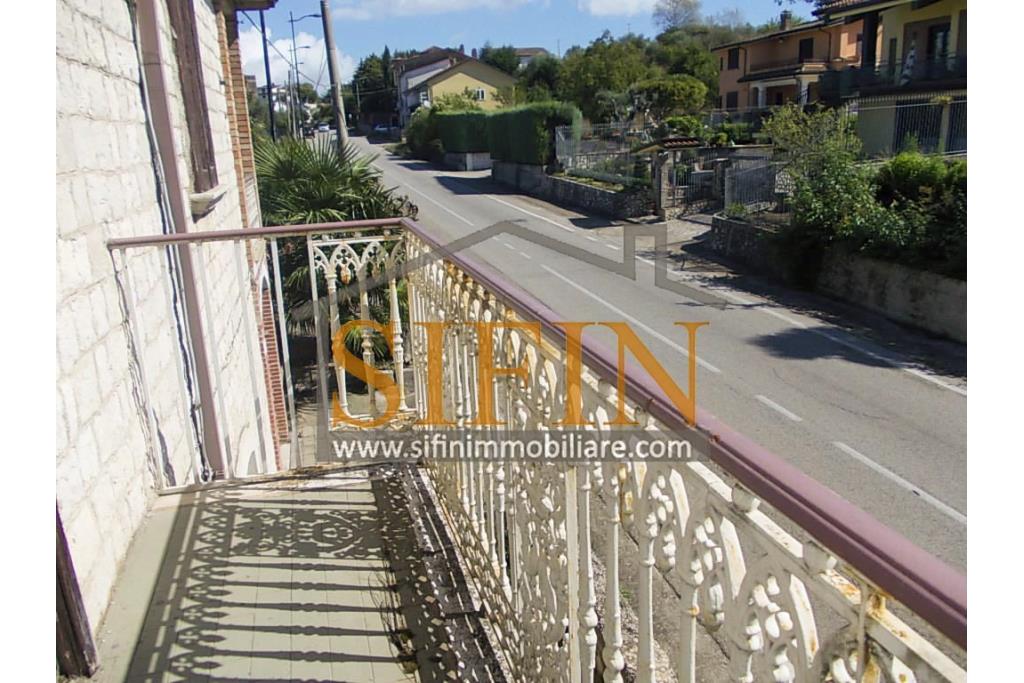 Casa con Giardino - Montefusco, localit� Serra, strada provinciale per Pratola Serra, proponiamo in vendita fabbricato indipendente di complessivi mq. 340,00 oltre a mq. 1.100,00 di giardino di cui mq. 400,00 edificabili (zona 