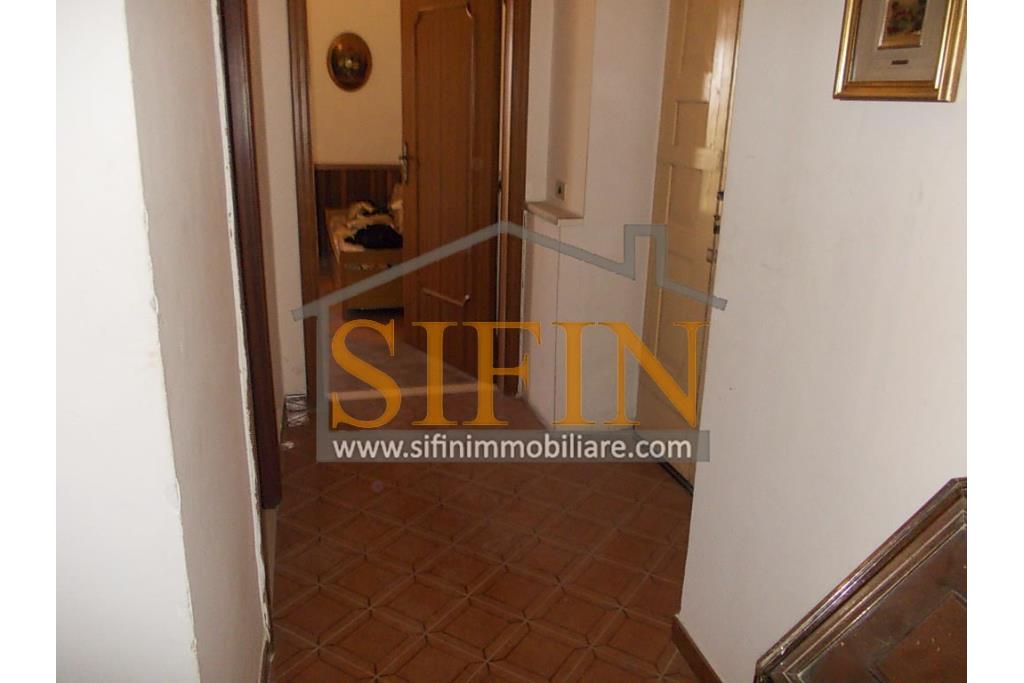 Casa con Giardino - Montefusco, localit� Serra, strada provinciale per Pratola Serra, proponiamo in vendita fabbricato indipendente di complessivi mq. 340,00 oltre a mq. 1.100,00 di giardino di cui mq. 400,00 edificabili (zona 