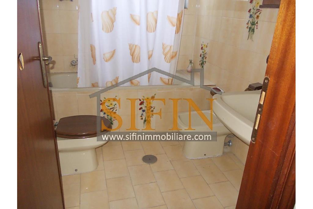 Casa con Giardino - Montefusco, localit� Serra, strada provinciale per Pratola Serra, proponiamo in vendita fabbricato indipendente di complessivi mq. 340,00 oltre a mq. 1.100,00 di giardino di cui mq. 400,00 edificabili (zona 