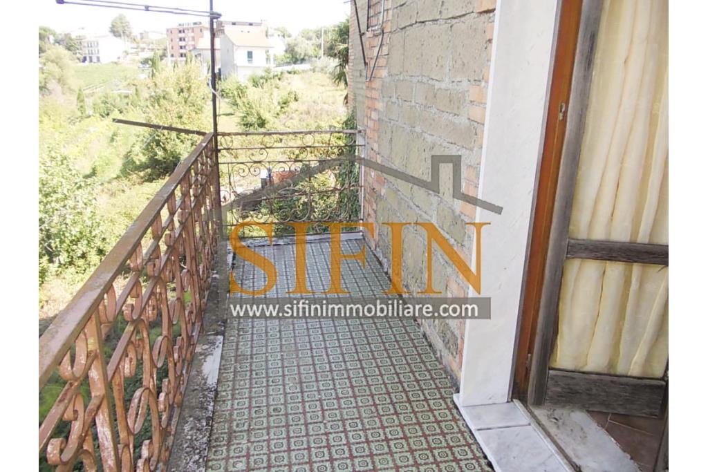 Casa con Giardino - Montefusco, localit� Serra, strada provinciale per Pratola Serra, proponiamo in vendita fabbricato indipendente di complessivi mq. 340,00 oltre a mq. 1.100,00 di giardino di cui mq. 400,00 edificabili (zona 