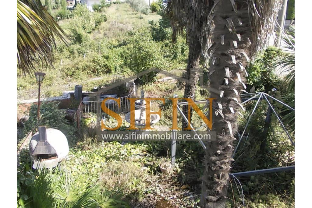 Casa con Giardino - Montefusco, localit� Serra, strada provinciale per Pratola Serra, proponiamo in vendita fabbricato indipendente di complessivi mq. 340,00 oltre a mq. 1.100,00 di giardino di cui mq. 400,00 edificabili (zona 