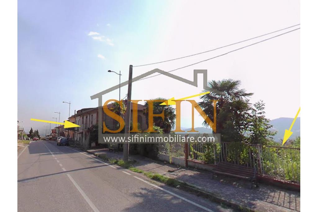 Casa con Giardino - Montefusco, localit� Serra, strada provinciale per Pratola Serra, proponiamo in vendita fabbricato indipendente di complessivi mq. 340,00 oltre a mq. 1.100,00 di giardino di cui mq. 400,00 edificabili (zona 