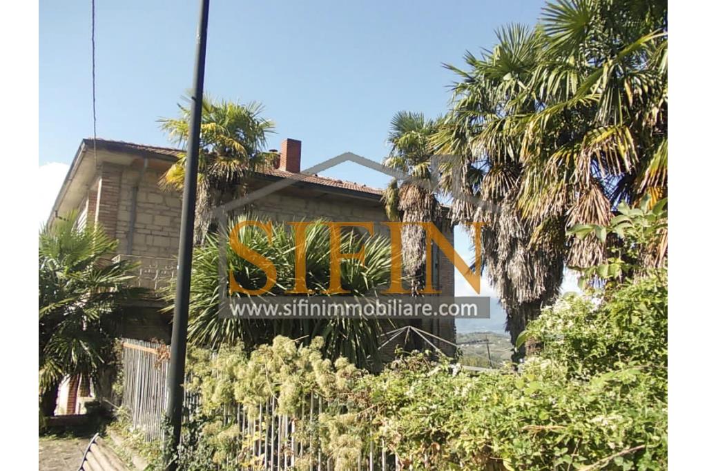 Casa con Giardino - Montefusco, localit� Serra, strada provinciale per Pratola Serra, proponiamo in vendita fabbricato indipendente di complessivi mq. 340,00 oltre a mq. 1.100,00 di giardino di cui mq. 400,00 edificabili (zona 