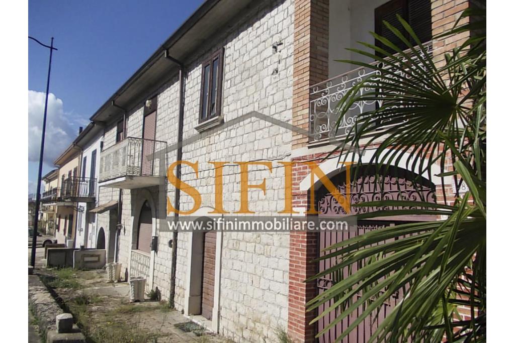 Casa con Giardino - Montefusco, localit� Serra, strada provinciale per Pratola Serra, proponiamo in vendita fabbricato indipendente di complessivi mq. 340,00 oltre a mq. 1.100,00 di giardino di cui mq. 400,00 edificabili (zona 