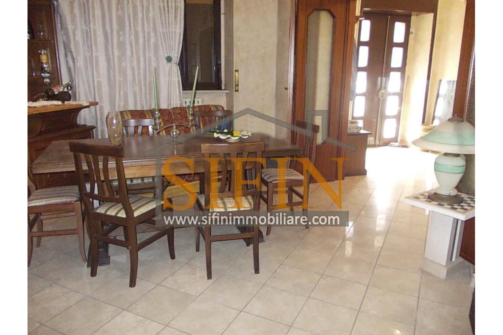 Casa con Giardino - Montefusco, localit� Serra, strada provinciale per Pratola Serra, proponiamo in vendita fabbricato indipendente di complessivi mq. 340,00 oltre a mq. 1.100,00 di giardino di cui mq. 400,00 edificabili (zona 