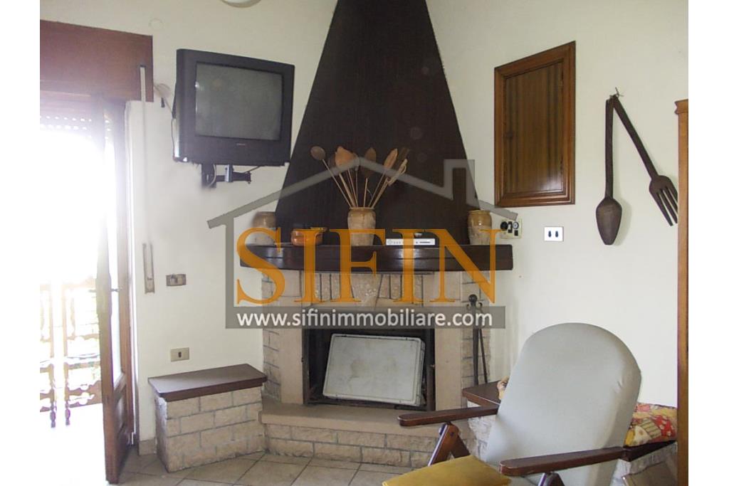 Casa con Giardino - Montefusco, localit� Serra, strada provinciale per Pratola Serra, proponiamo in vendita fabbricato indipendente di complessivi mq. 340,00 oltre a mq. 1.100,00 di giardino di cui mq. 400,00 edificabili (zona 