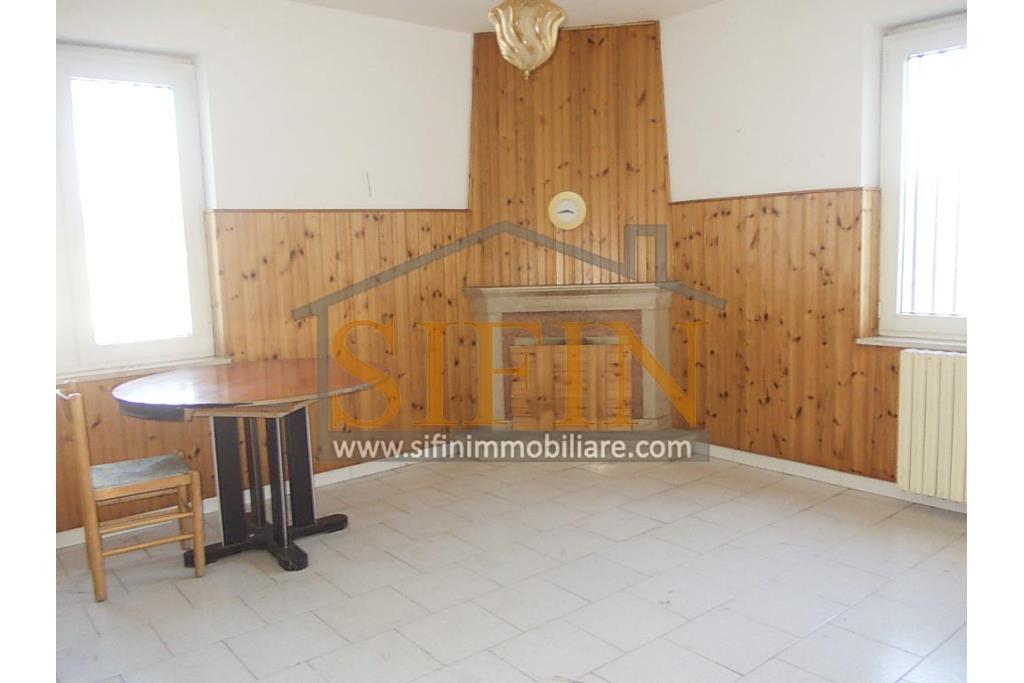Casa con terreno - Paternopoli, in zona periferica, Contrada Cupitiello, proponiamo in vendita villetta di mq. 160,00 ca. oltre garage di mq. 23,00 ca. e mq. 14.000,00 ca. di terreno