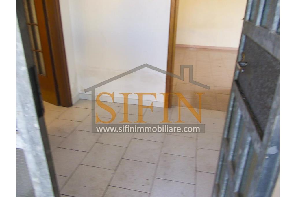 Casa con terreno - Paternopoli, in zona periferica, Contrada Cupitiello, proponiamo in vendita villetta di mq. 160,00 ca. oltre garage di mq. 23,00 ca. e mq. 14.000,00 ca. di terreno