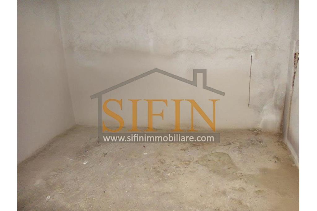 Casa con terreno - Paternopoli, in zona periferica, Contrada Cupitiello, proponiamo in vendita villetta di mq. 160,00 ca. oltre garage di mq. 23,00 ca. e mq. 14.000,00 ca. di terreno