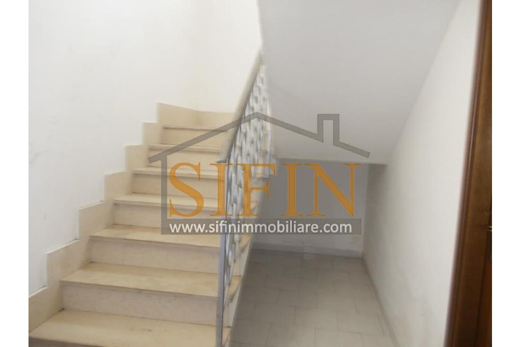 Casa con terreno - Paternopoli, in zona periferica, Contrada Cupitiello, proponiamo in vendita villetta di mq. 160,00 ca. oltre garage di mq. 23,00 ca. e mq. 14.000,00 ca. di terreno