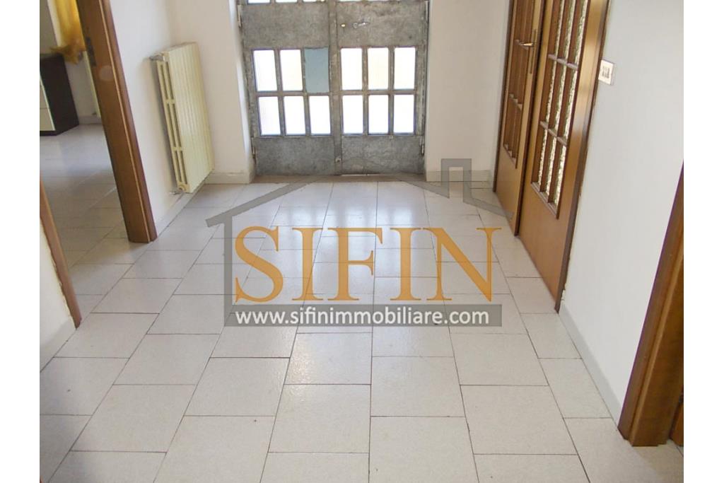 Casa con terreno - Paternopoli, in zona periferica, Contrada Cupitiello, proponiamo in vendita villetta di mq. 160,00 ca. oltre garage di mq. 23,00 ca. e mq. 14.000,00 ca. di terreno