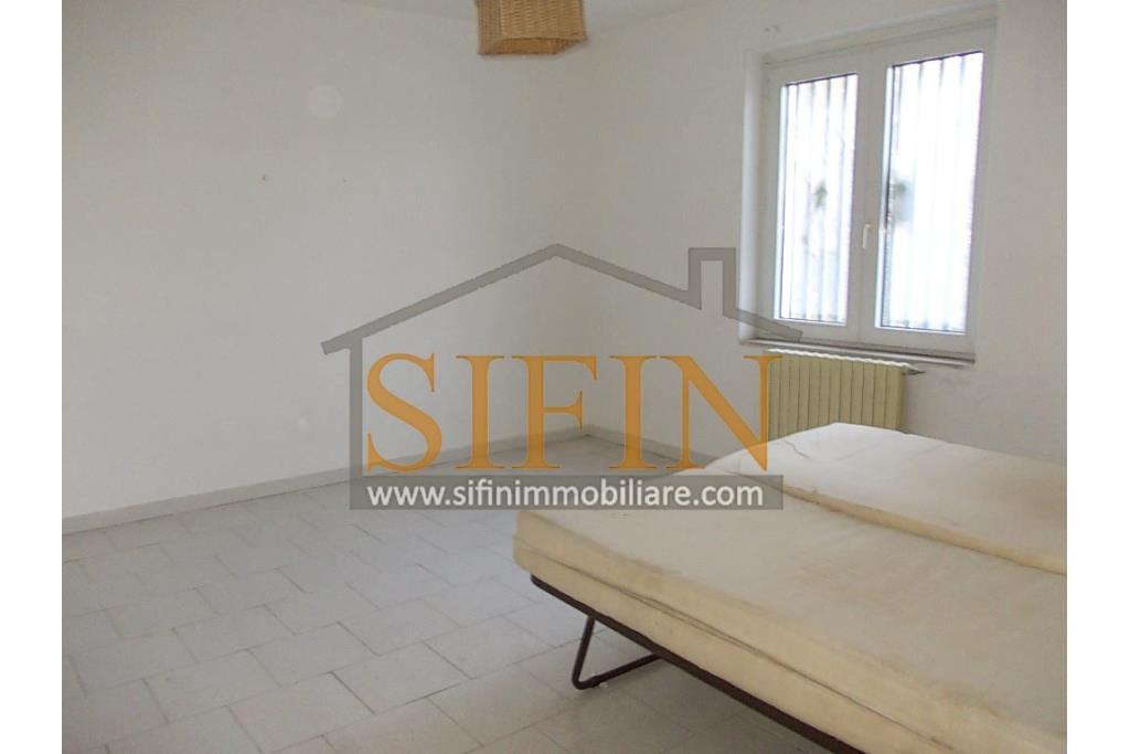 Casa con terreno - Paternopoli, in zona periferica, Contrada Cupitiello, proponiamo in vendita villetta di mq. 160,00 ca. oltre garage di mq. 23,00 ca. e mq. 14.000,00 ca. di terreno