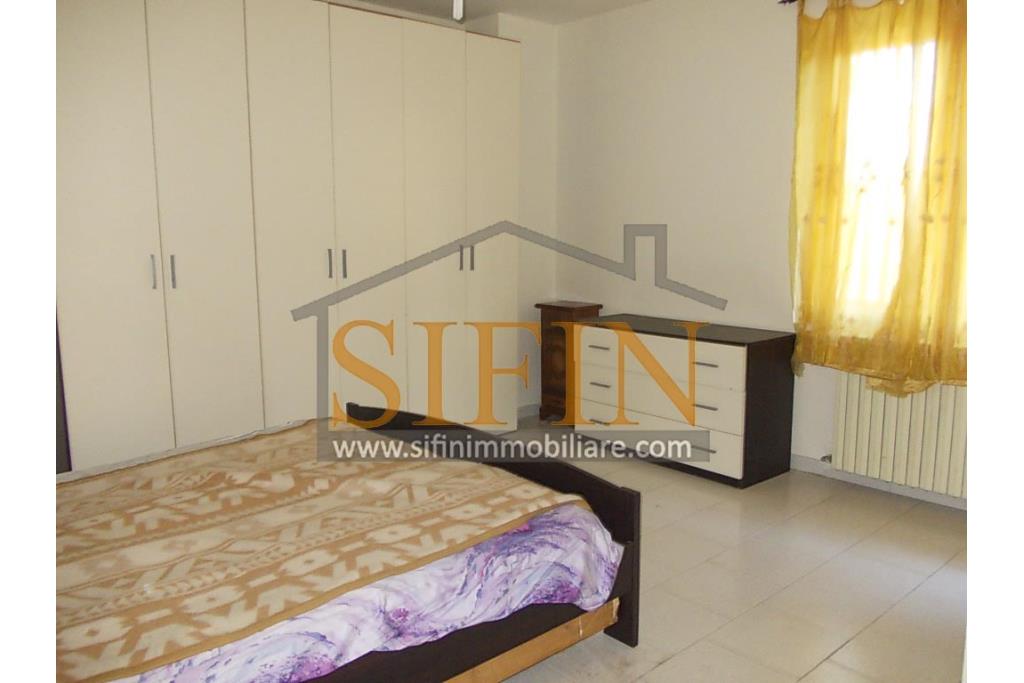 Casa con terreno - Paternopoli, in zona periferica, Contrada Cupitiello, proponiamo in vendita villetta di mq. 160,00 ca. oltre garage di mq. 23,00 ca. e mq. 14.000,00 ca. di terreno