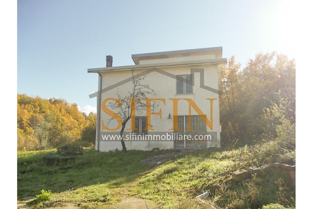 Casa con terreno - Paternopoli, in zona periferica, Contrada Cupitiello, proponiamo in vendita villetta di mq. 160,00 ca. oltre garage di mq. 23,00 ca. e mq. 14.000,00 ca. di terreno
