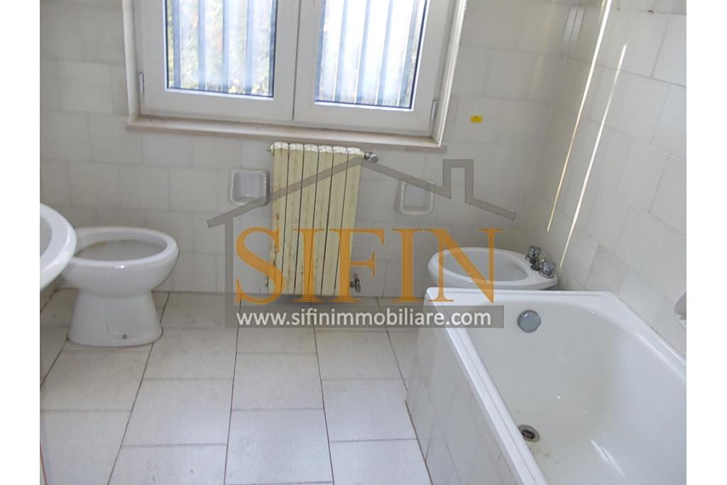 Casa con terreno - Paternopoli, in zona periferica, Contrada Cupitiello, proponiamo in vendita villetta di mq. 160,00 ca. oltre garage di mq. 23,00 ca. e mq. 14.000,00 ca. di terreno