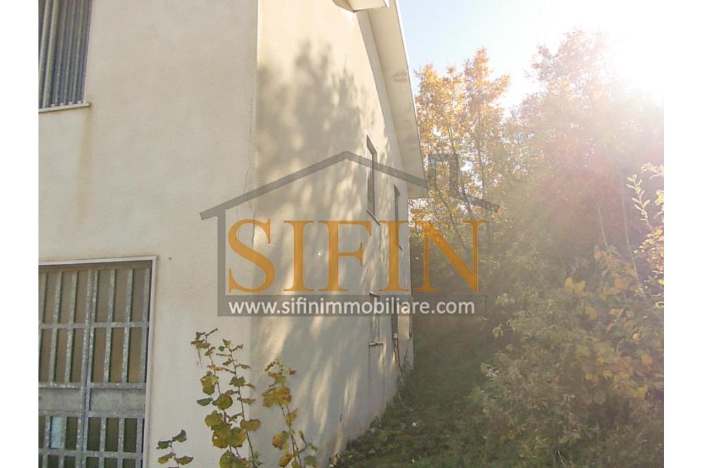 Casa con terreno - Paternopoli, in zona periferica, Contrada Cupitiello, proponiamo in vendita villetta di mq. 160,00 ca. oltre garage di mq. 23,00 ca. e mq. 14.000,00 ca. di terreno