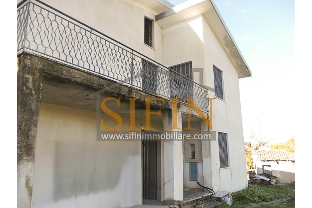 Casa con terreno - Paternopoli, in zona periferica, Contrada Cupitiello, proponiamo in vendita villetta di mq. 160,00 ca. oltre garage di mq. 23,00 ca. e mq. 14.000,00 ca. di terreno