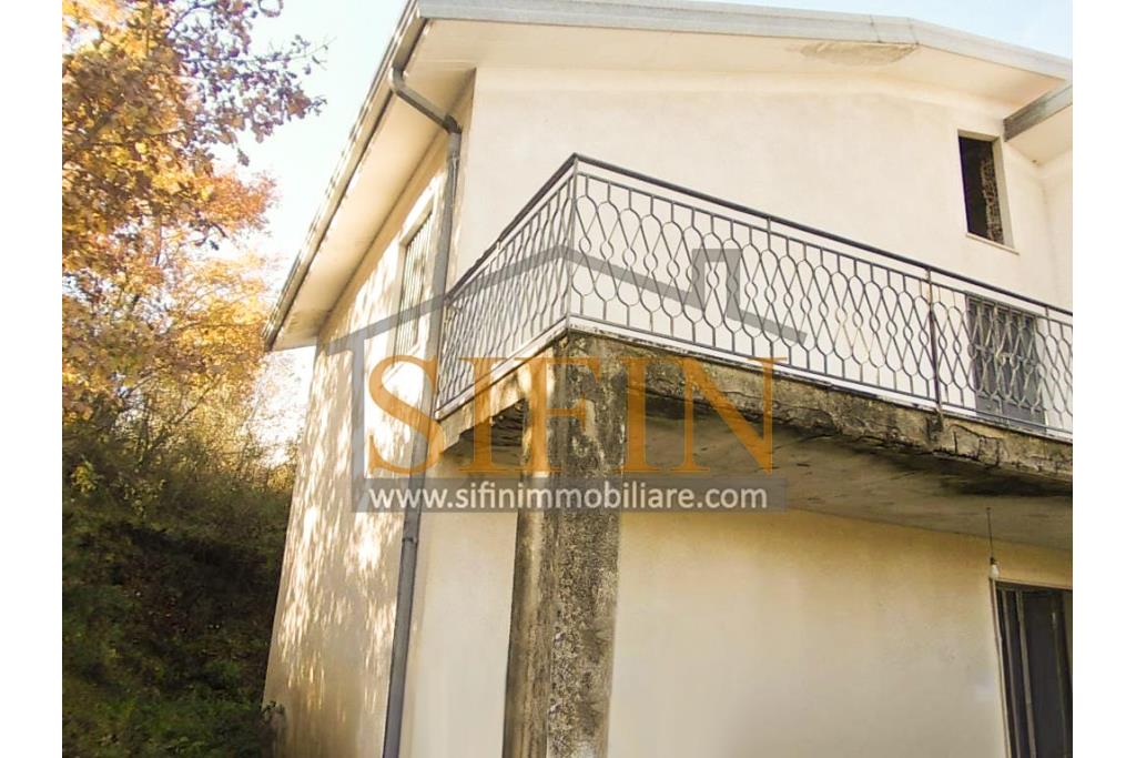 Casa con terreno - Paternopoli, in zona periferica, Contrada Cupitiello, proponiamo in vendita villetta di mq. 160,00 ca. oltre garage di mq. 23,00 ca. e mq. 14.000,00 ca. di terreno