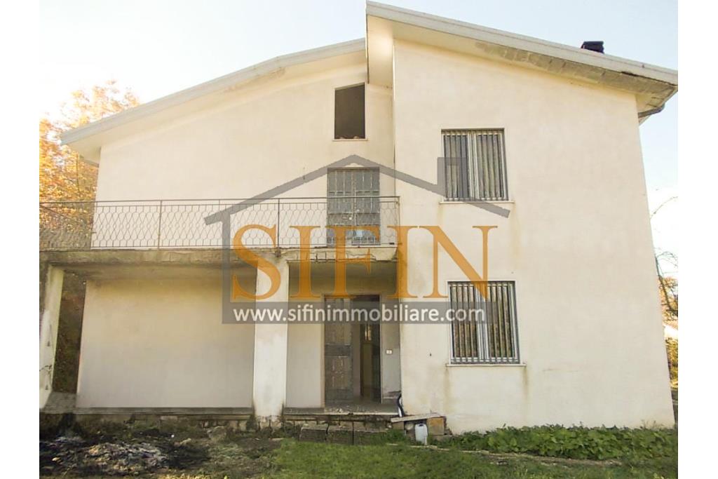Casa con terreno - Paternopoli, in zona periferica, Contrada Cupitiello, proponiamo in vendita villetta di mq. 160,00 ca. oltre garage di mq. 23,00 ca. e mq. 14.000,00 ca. di terreno