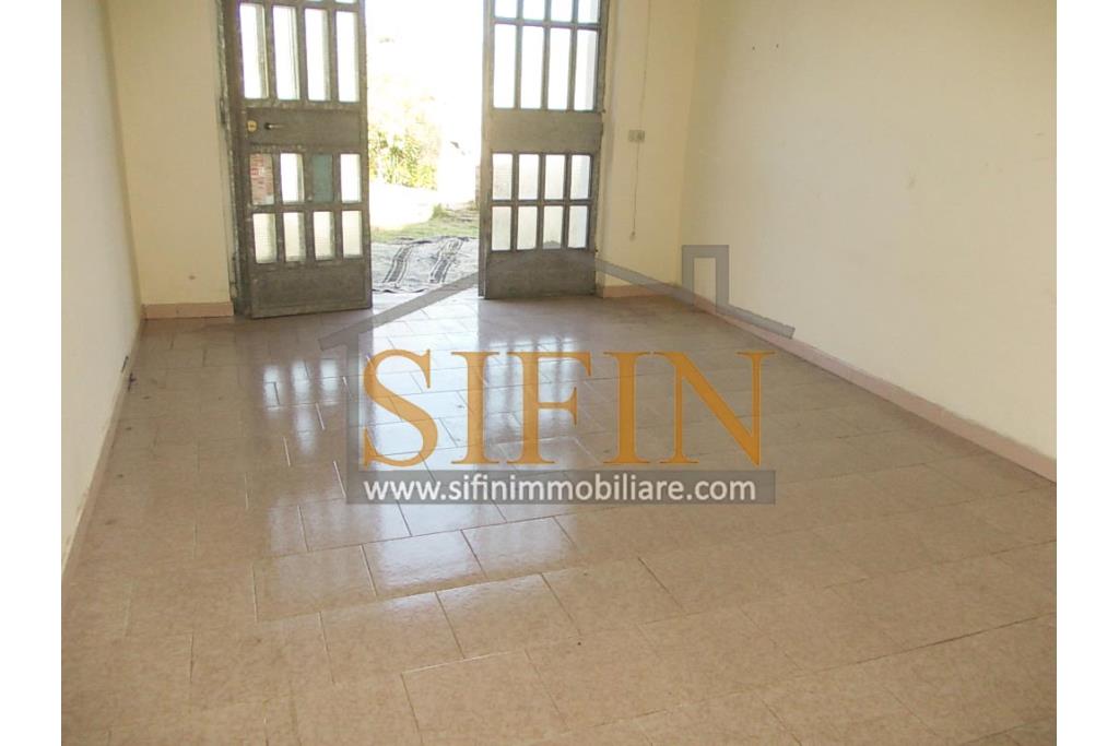 Casa con terreno - Paternopoli, in zona periferica, Contrada Cupitiello, proponiamo in vendita villetta di mq. 160,00 ca. oltre garage di mq. 23,00 ca. e mq. 14.000,00 ca. di terreno