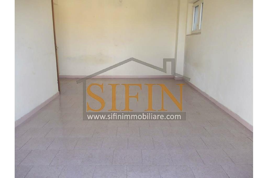 Casa con terreno - Paternopoli, in zona periferica, Contrada Cupitiello, proponiamo in vendita villetta di mq. 160,00 ca. oltre garage di mq. 23,00 ca. e mq. 14.000,00 ca. di terreno