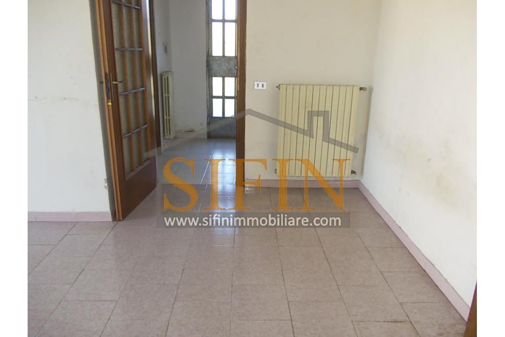 Casa con terreno - Paternopoli, in zona periferica, Contrada Cupitiello, proponiamo in vendita villetta di mq. 160,00 ca. oltre garage di mq. 23,00 ca. e mq. 14.000,00 ca. di terreno