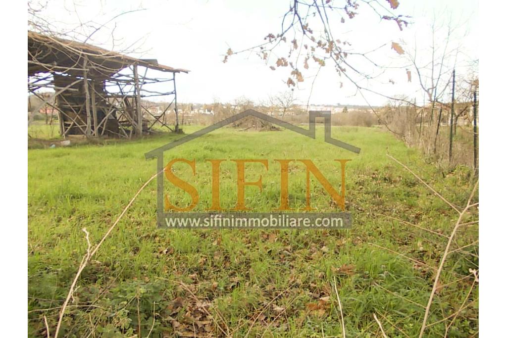 Terreno Edificabile - Grottaminarda (AV) nella prima periferie, c/da Starse, a soli due minuti in auto dal casello autostradale della A16 NA-BA (poco pi� di un km) proponiamo in vendita terreno edificabile e pianeggiante di mq. 3.800,00ca. servito da pozzo.