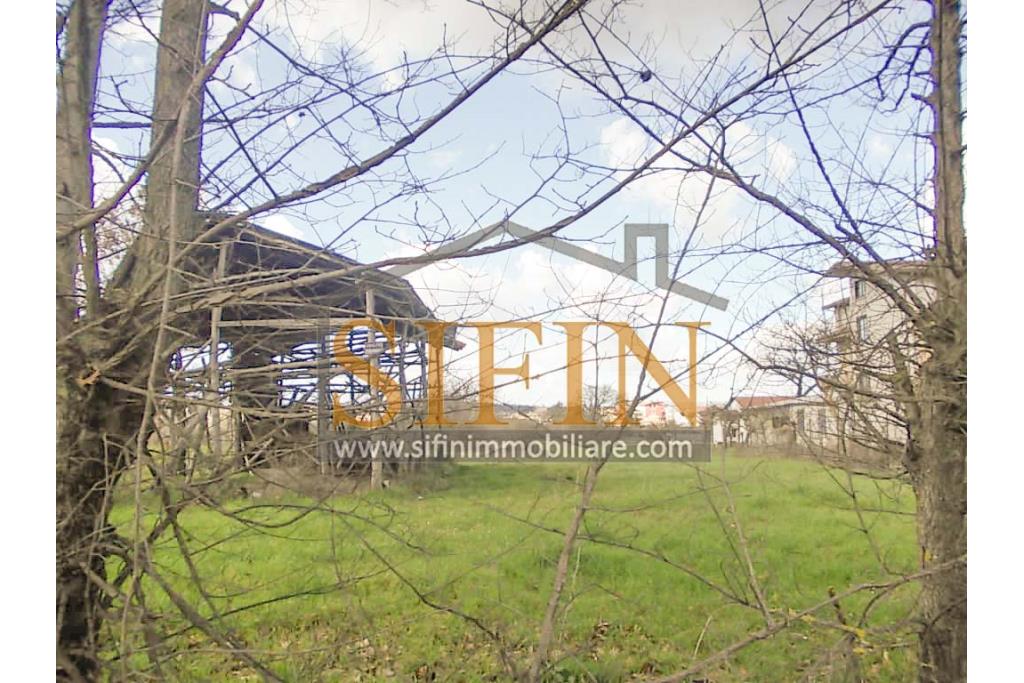 Terreno Edificabile - Grottaminarda (AV) nella prima periferie, c/da Starse, a soli due minuti in auto dal casello autostradale della A16 NA-BA (poco pi� di un km) proponiamo in vendita terreno edificabile e pianeggiante di mq. 3.800,00ca. servito da pozzo.