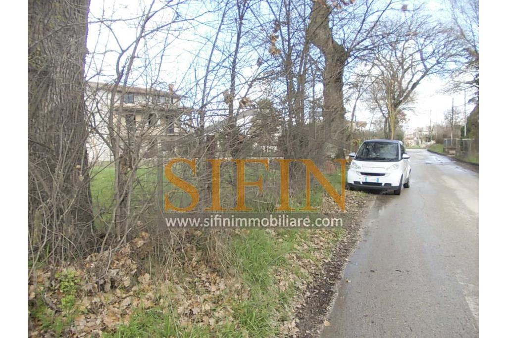 Terreno Edificabile - Grottaminarda (AV) nella prima periferie, c/da Starse, a soli due minuti in auto dal casello autostradale della A16 NA-BA (poco pi� di un km) proponiamo in vendita terreno edificabile e pianeggiante di mq. 3.800,00ca. servito da pozzo.