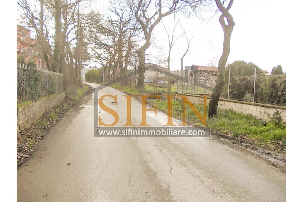 Terreno Edificabile - Grottaminarda (AV) nella prima periferie, c/da Starse, a soli due minuti in auto dal casello autostradale della A16 NA-BA (poco pi� di un km) proponiamo in vendita terreno edificabile e pianeggiante di mq. 3.800,00ca. servito da pozzo.