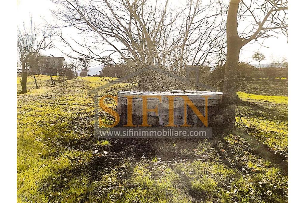 Terreno Edificabile - Grottaminarda (AV) nella prima periferie, c/da Starse, a soli due minuti in auto dal casello autostradale della A16 NA-BA (poco pi� di un km) proponiamo in vendita terreno edificabile e pianeggiante di mq. 3.800,00ca. servito da pozzo.