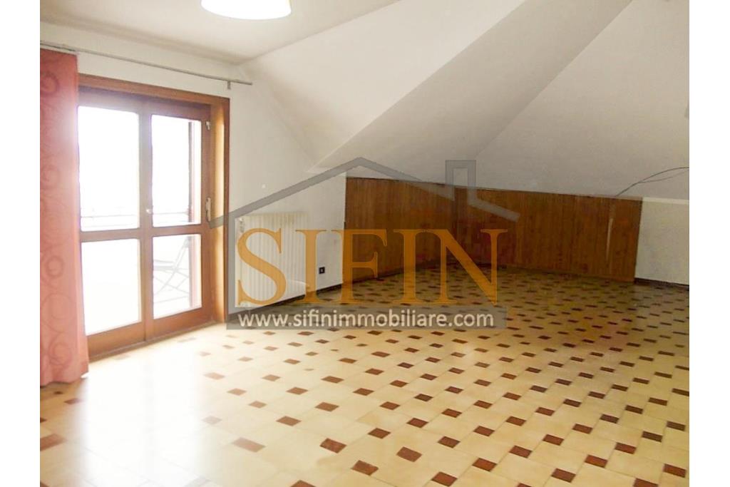 mansarda con terrazzi - Splendido Appartamento Mansardato di mq. 135,00 oltre a mq. 35,00 di balconi/terrazzi in Grottaminarda via Condotto, con tre camere da letto e due bagni, cucina e salone