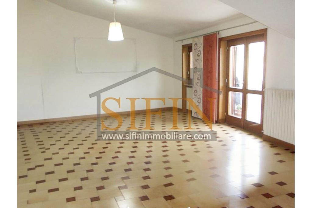 mansarda con terrazzi - Splendido Appartamento Mansardato di mq. 135,00 oltre a mq. 35,00 di balconi/terrazzi in Grottaminarda via Condotto, con tre camere da letto e due bagni, cucina e salone
