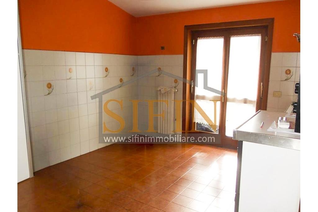 mansarda con terrazzi - Splendido Appartamento Mansardato di mq. 135,00 oltre a mq. 35,00 di balconi/terrazzi in Grottaminarda via Condotto, con tre camere da letto e due bagni, cucina e salone