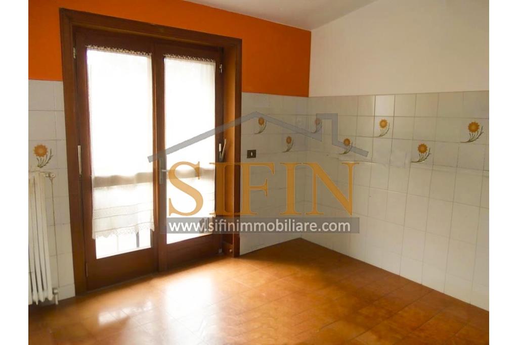 mansarda con terrazzi - Splendido Appartamento Mansardato di mq. 135,00 oltre a mq. 35,00 di balconi/terrazzi in Grottaminarda via Condotto, con tre camere da letto e due bagni, cucina e salone