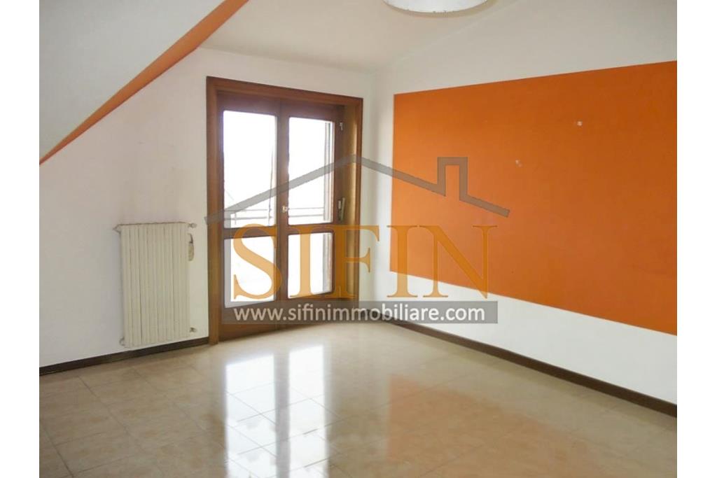mansarda con terrazzi - Splendido Appartamento Mansardato di mq. 135,00 oltre a mq. 35,00 di balconi/terrazzi in Grottaminarda via Condotto, con tre camere da letto e due bagni, cucina e salone