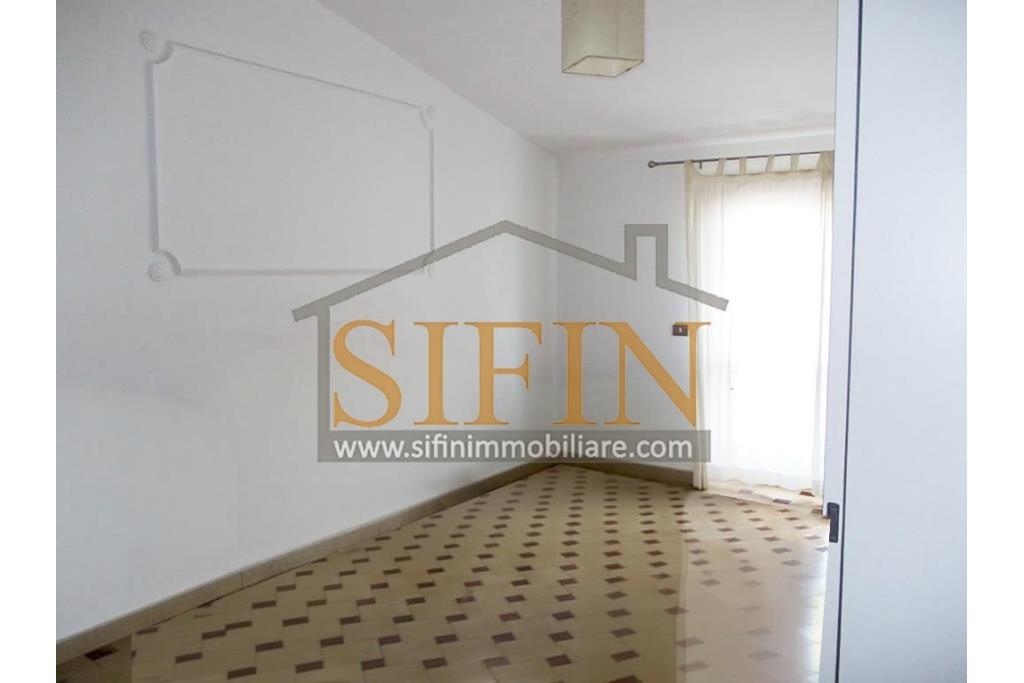 mansarda con terrazzi - Splendido Appartamento Mansardato di mq. 135,00 oltre a mq. 35,00 di balconi/terrazzi in Grottaminarda via Condotto, con tre camere da letto e due bagni, cucina e salone
