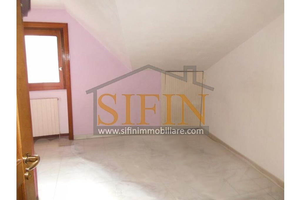 mansarda con terrazzi - Splendido Appartamento Mansardato di mq. 135,00 oltre a mq. 35,00 di balconi/terrazzi in Grottaminarda via Condotto, con tre camere da letto e due bagni, cucina e salone