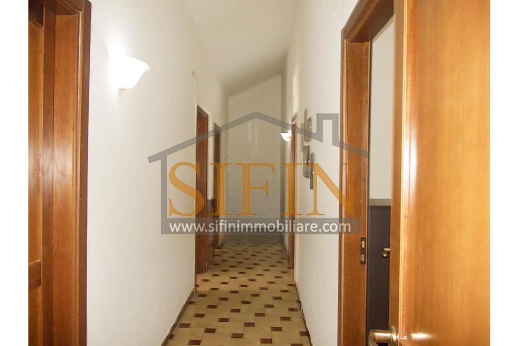 mansarda con terrazzi - Splendido Appartamento Mansardato di mq. 135,00 oltre a mq. 35,00 di balconi/terrazzi in Grottaminarda via Condotto, con tre camere da letto e due bagni, cucina e salone