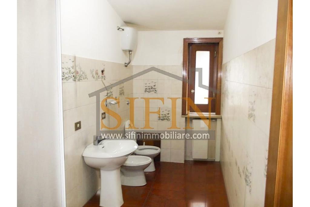 mansarda con terrazzi - Splendido Appartamento Mansardato di mq. 135,00 oltre a mq. 35,00 di balconi/terrazzi in Grottaminarda via Condotto, con tre camere da letto e due bagni, cucina e salone