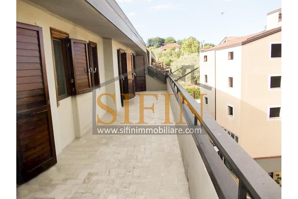 mansarda con terrazzi - Splendido Appartamento Mansardato di mq. 135,00 oltre a mq. 35,00 di balconi/terrazzi in Grottaminarda via Condotto, con tre camere da letto e due bagni, cucina e salone
