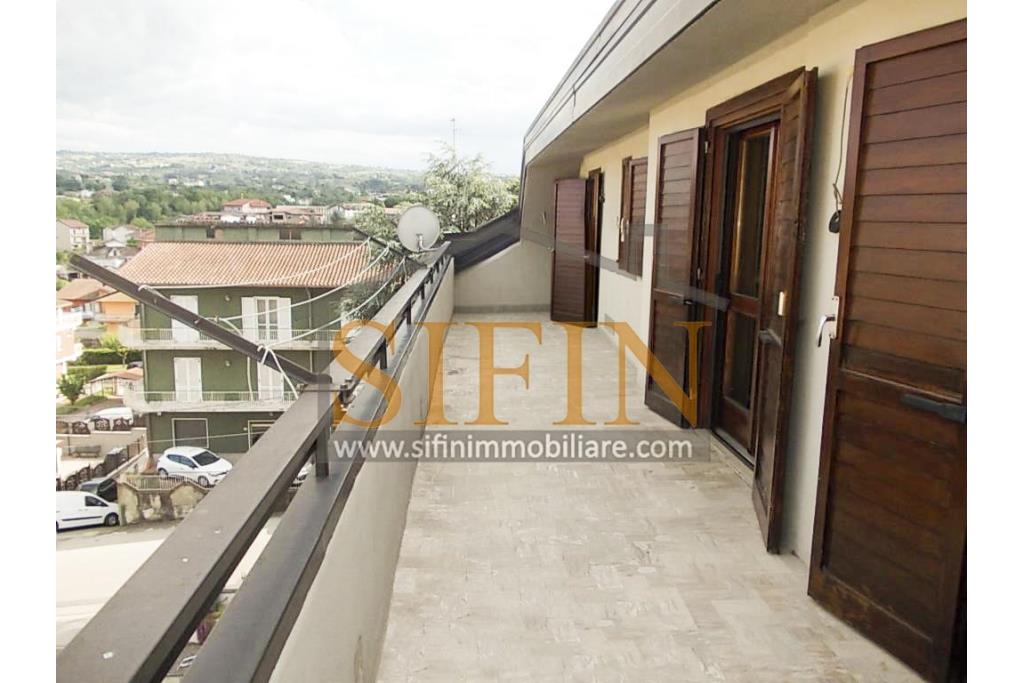 mansarda con terrazzi - Splendido Appartamento Mansardato di mq. 135,00 oltre a mq. 35,00 di balconi/terrazzi in Grottaminarda via Condotto, con tre camere da letto e due bagni, cucina e salone