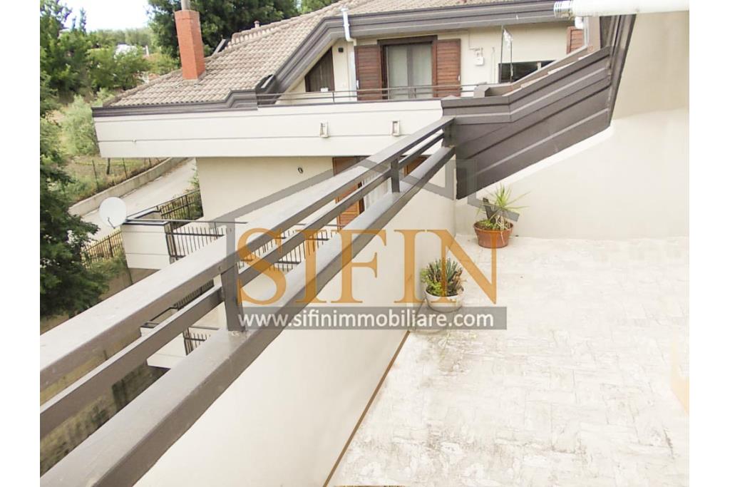 mansarda con terrazzi - Splendido Appartamento Mansardato di mq. 135,00 oltre a mq. 35,00 di balconi/terrazzi in Grottaminarda via Condotto, con tre camere da letto e due bagni, cucina e salone