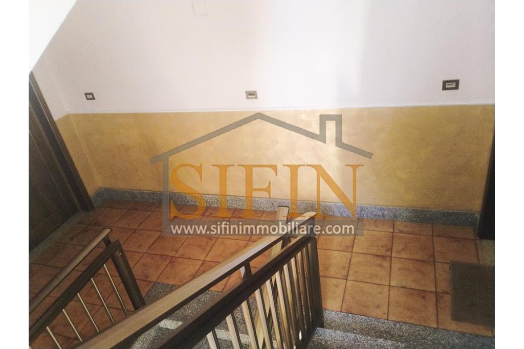 mansarda con terrazzi - Splendido Appartamento Mansardato di mq. 135,00 oltre a mq. 35,00 di balconi/terrazzi in Grottaminarda via Condotto, con tre camere da letto e due bagni, cucina e salone
