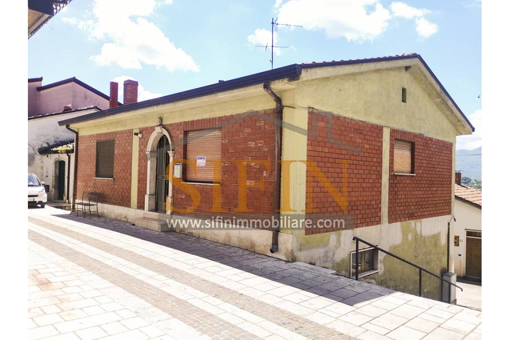 Casa con garage  - Nel cuore di Sant'Angelo all'Esca, nel suggestivo scenario del centro storico, proponiamo in vendita un'esclusiva casa singola di 200 mq complessivi, disposta su due livelli.