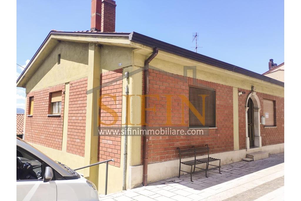 Casa con garage  - Nel cuore di Sant'Angelo all'Esca, nel suggestivo scenario del centro storico, proponiamo in vendita un'esclusiva casa singola di 200 mq complessivi, disposta su due livelli.