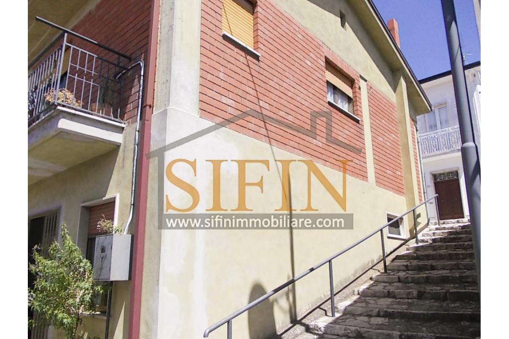 Casa con garage  - Nel cuore di Sant'Angelo all'Esca, nel suggestivo scenario del centro storico, proponiamo in vendita un'esclusiva casa singola di 200 mq complessivi, disposta su due livelli.