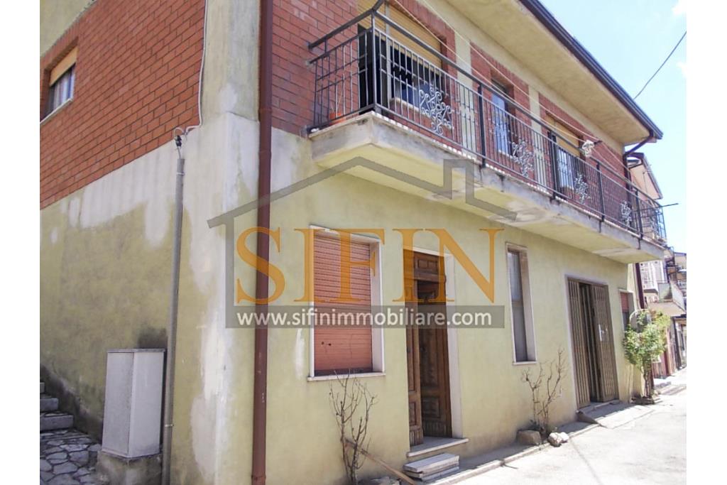 Casa con garage  - Nel cuore di Sant'Angelo all'Esca, nel suggestivo scenario del centro storico, proponiamo in vendita un'esclusiva casa singola di 200 mq complessivi, disposta su due livelli.