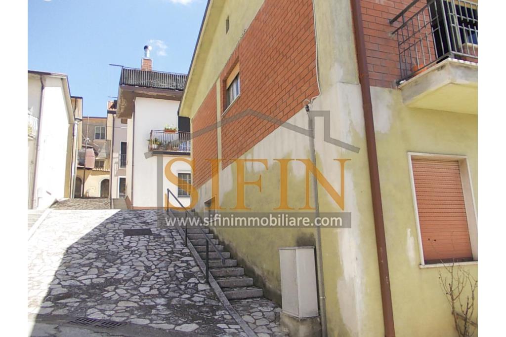 Casa con garage  - Nel cuore di Sant'Angelo all'Esca, nel suggestivo scenario del centro storico, proponiamo in vendita un'esclusiva casa singola di 200 mq complessivi, disposta su due livelli.