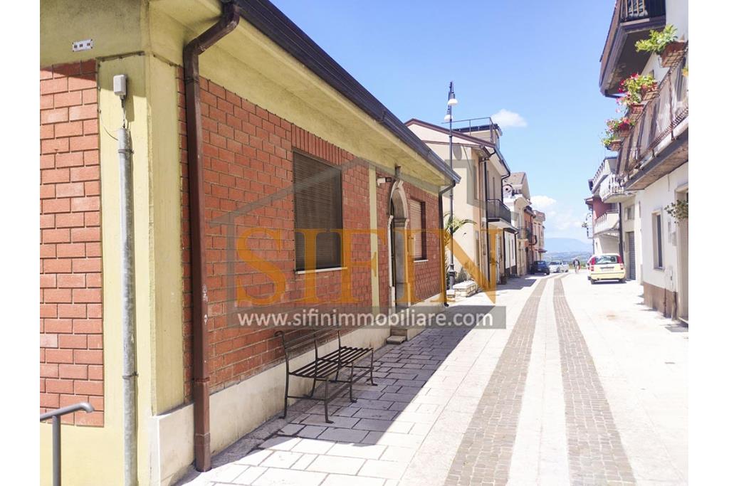 Casa con garage  - Nel cuore di Sant'Angelo all'Esca, nel suggestivo scenario del centro storico, proponiamo in vendita un'esclusiva casa singola di 200 mq complessivi, disposta su due livelli.